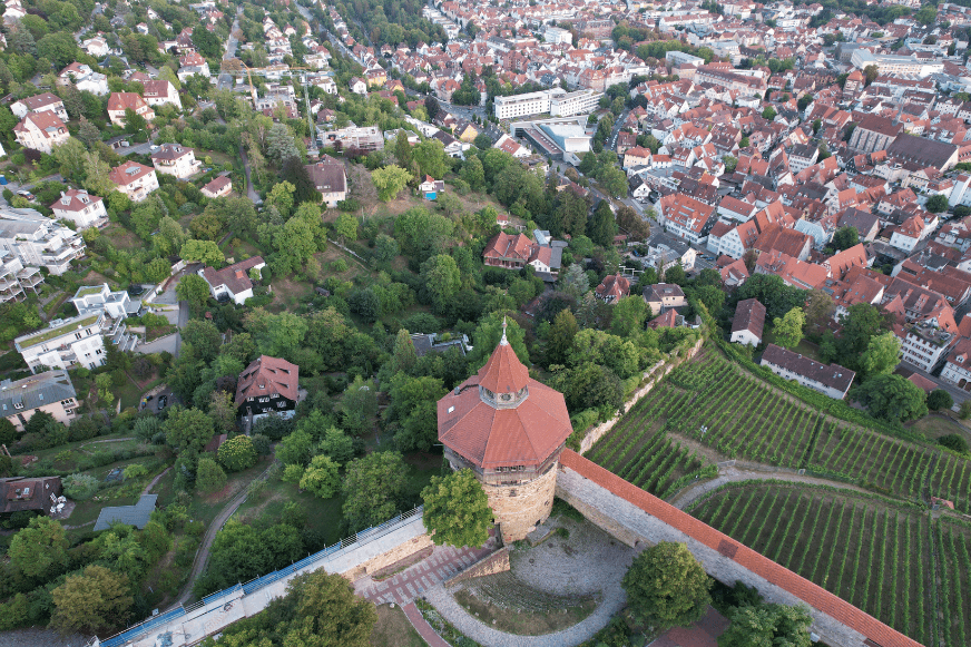 Eine Landschaftsaufnahme der DJI Air 2S Drohne.
